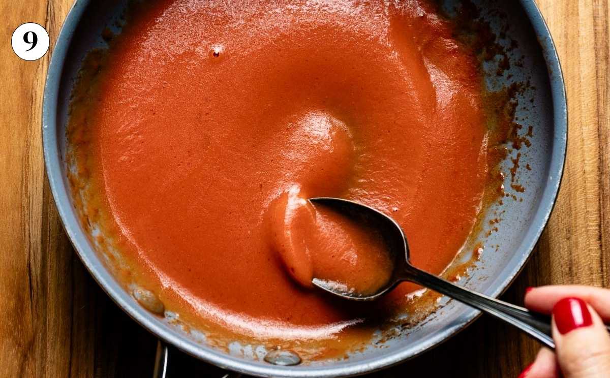 Photo showing the texture of the butter and tomato sauce.